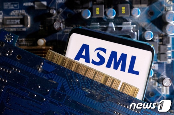 네덜란드 반도체 장비업체 ASML 로고. © 로이터=뉴스1 © News1 박형기 기자