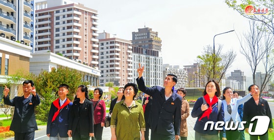 새로 조성된 '림흥거리' 둘러보는 북한 주민들