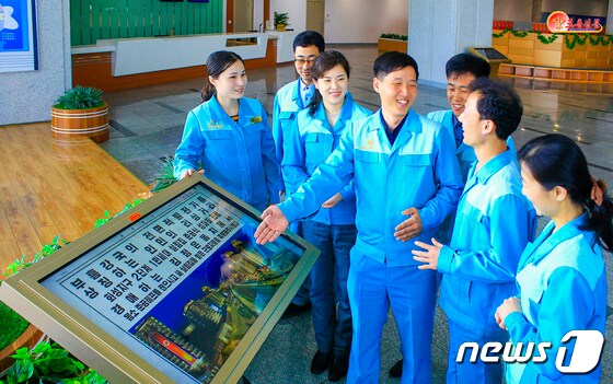 림흥거리 준공식 보도 접한 북한 과학기술전당 노동자들