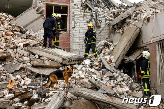 [사진] 러 포격 받은 건물서 생존자 찾는 우크라 구조대원