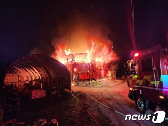 18일 오전 1시 55분쯤 충북 영동군 양강면 두평리 한 주택 외부 농기계 보관 창고에서 불이 나 1시간여 만에 꺼졌다. (영동소방서 제공) /뉴스1
