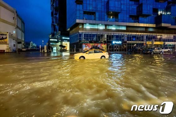 17일 (현지시간) 75년 만에 기록적인 폭우가 쏟아진 UAE 두바이의 거리가 물에 잠긴 모습이 보인다. 2024. 4. 18 © AFP=뉴스1 © News1 우동명 기자
