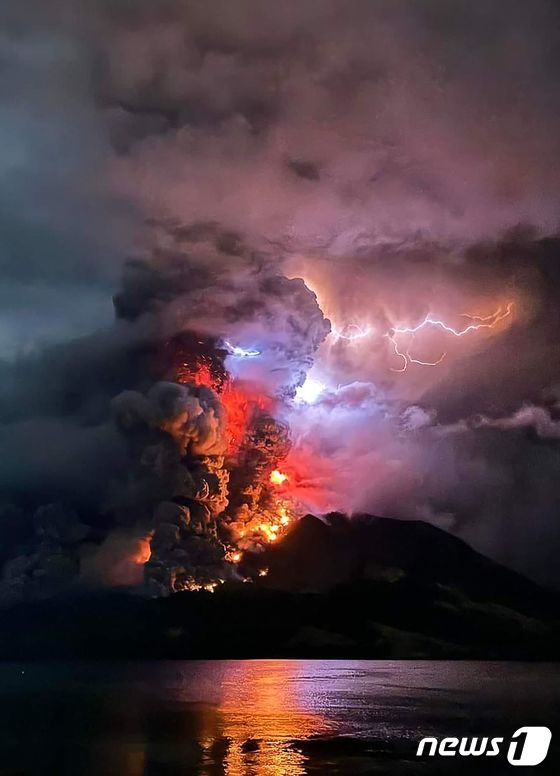 17일 (현지시간) 인도네시아 북술라웨시 시타로에 있는 루앙 화산이 폭발해 용암과 화산재가 치솟고 있다. 2024. 4. 18 © AFP=뉴스1 © News1 우동명 기자