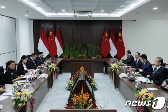 [사진] 회담하는 왕이 中 외교와 마르수디 인도네시아 외교