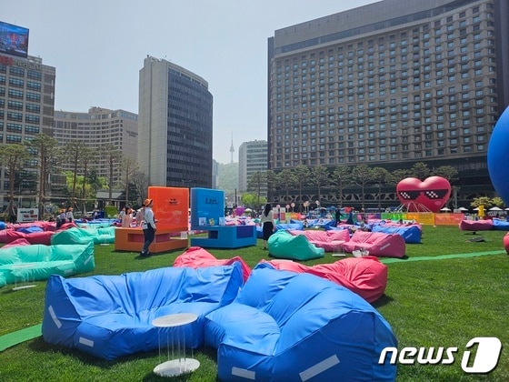  서울도서관 앞 서울광장에 펼쳐진 '야외도서관'. 2024.04.18. 오현주 기자 