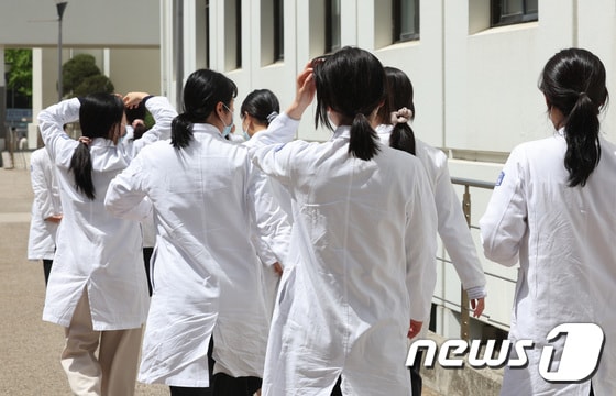  18일 서울의 한 대학병원에서 의료진이 발걸음을 옮기고 있다. 2024.4.18/뉴스1 © News1 신웅수 기자