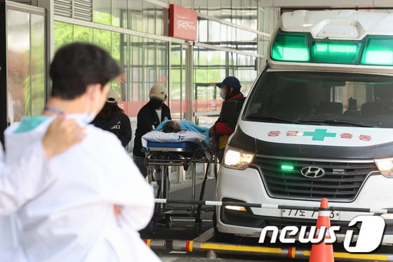 지난 18일 서울 한 대학병원에서 이송된 환자가 응급실에 입원하기 위해 대기하고 있다. 2024.4.18/뉴스1 © News1 신웅수 기자