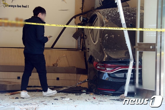 광주에서 카페로 차량 돌진 사고 '8명 부상'