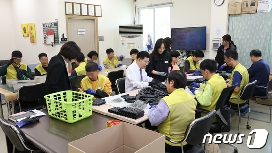 이응우 계룡시장이 희망장애인보호작업장에서 프린트 카트리지를 제작하고 있다. (계룡시 제공) /뉴스1