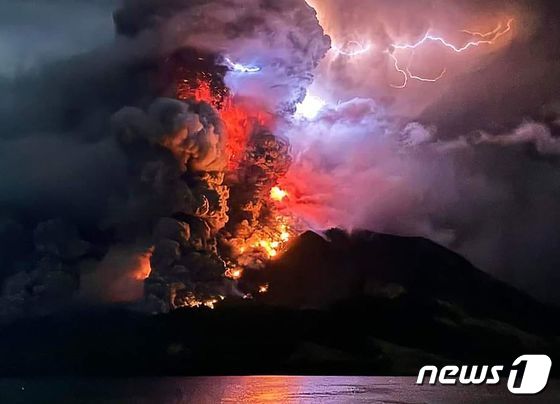 인도네시아 북술라웨시 시타로의 루앙산이 17일(현지시간) 용암과 연기를 뿜어내며 분화하고 있다. 2024.04.17 © AFP=뉴스1 © News1 정지윤 기자