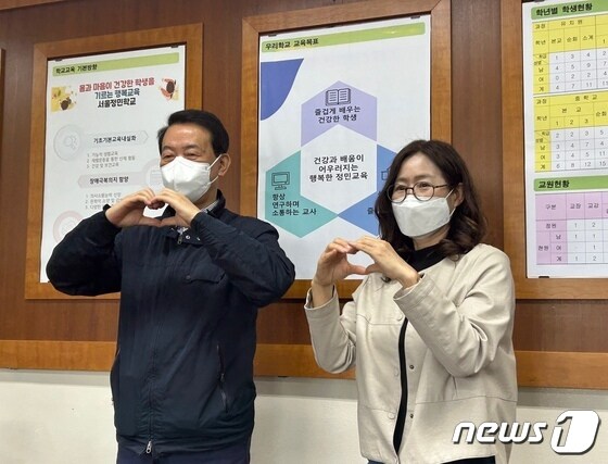 서울 노원구 하계동 서울정민학교에서 '모범 활동지원사' 표창을 받은 김무선 씨(왼쪽)과 이모씨.© 뉴스1 