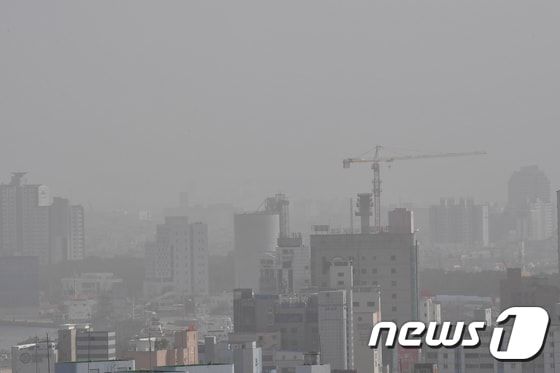 18일 오후 경북 포항시 전역이 희뿌연 미세먼지로 뒤덮여 있다.2024.4.18/뉴스1 © News1 최창호 기자