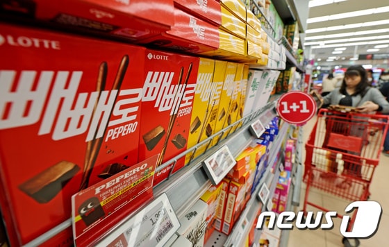 18일 서울의 한 대형마트 과자류 코너에 빼빼로가 진열돼 있다.  2024.18/뉴스1 © News1 장수영 기자