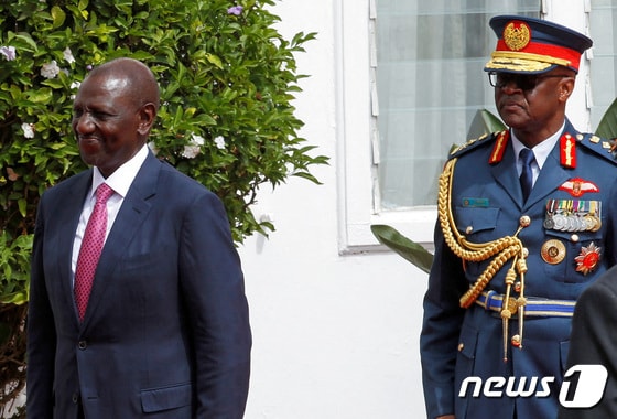 윌리엄 루토 케냐 대통령이 지난해 5월 나이로비를 방문한 올라프 숄츠 독일 총리를 맞이하고 있다. 2023.5.5 © 로이터=뉴스1 © News1 강민경 기자