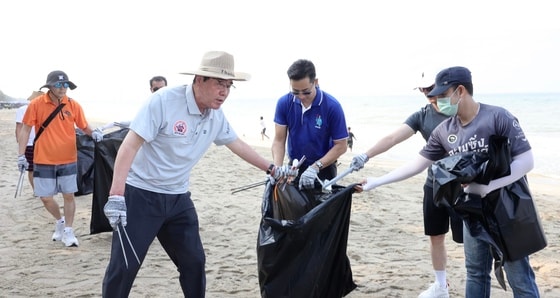  김동일 보령시장(왼쪽)이 태국 방센 해변에서 청결 캠페인을 펼치고 있다.(보령시 제공)/뉴스1