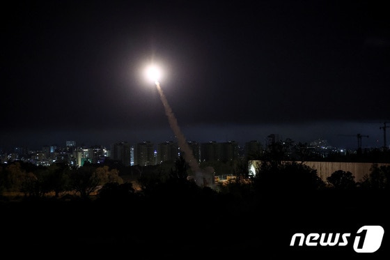이스라엘의 방공망 아이언 돔이 로켓을 요격하기 위해 발사되고 있다. © 로이터=뉴스1 © News1 이종덕 기자