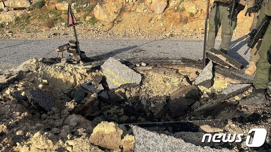 이란의 공습으로 14일(현지시간) 이스라엘 헤르몬 지역의 도로가 손상된 모습. 2024.04.14 © 로이터=뉴스1 © News1 정지윤 기자
