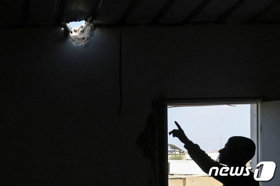 14일(현지시간) 이스라엘 네게브 사막의 한 건물에 이란의 공습으로 지붕에 구멍이 뚫린 모습. 2024.04.14 © AFP=뉴스1 © News1 정지윤 기자