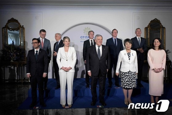 토니 블링컨 미국 국무장관이 18일(현지시간) 이탈리아 남부 휴양지 카프리에서 열린 G7 외무장관 회의서 참석 장관, 나토 사무총장, EU 지도부와 포즈를 취하고 있다. 2024. 4. 19 © AFP=뉴스1 © News1 우동명 기자