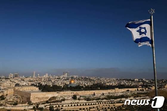 19일 알아크사 모스크 등 예루살렘 구시가 전경이 내려다 보이는 올리브산 정상에 게양된 이스라엘 국기가 펄럭이고 있다. 2024.04.19 © AFP=뉴스1 © News1 정지윤기자