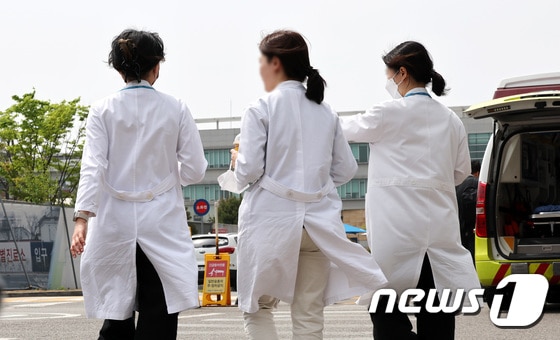 정부의 '의대 증원 관련 특별 브리핑'을 앞둔 19일 오후 서울의 한 대학병원에서 의사들이 이동하고 있다. 2024.4.19/뉴스1 © News1 박지혜 기자