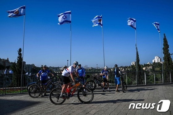 19일(현지시간) 이스라엘 예루살렘 거리에 이스라엘 국기가 걸려 있다. 2024.04.19 © AFP=뉴스1 © News1 정지윤 기자