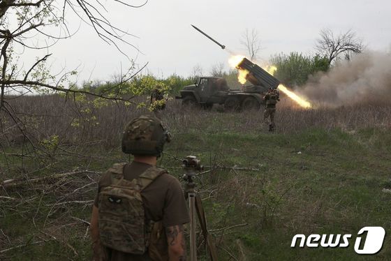 우크라이나 14 독립기계화 여단 포병들이 18일 공방전이 치열한 하리키우에서 러시아군 진영을 향해 구소련제 BM-21 그라드 다연장 로켓을 발사하고 있다. 2024.04.19 © AFP=뉴스1 © News1 정지윤기자