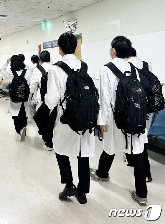 정부가 의대 증원 규모를 일부 조정할 수 있게 하자는 국립대학교 총장들의 건의를 수용하기로 결정한 19일 오후 서울의 한 대학병원에서 의대생들이 이동하고 있다. 2024.4.19/뉴스1 © News1 박지혜 기자