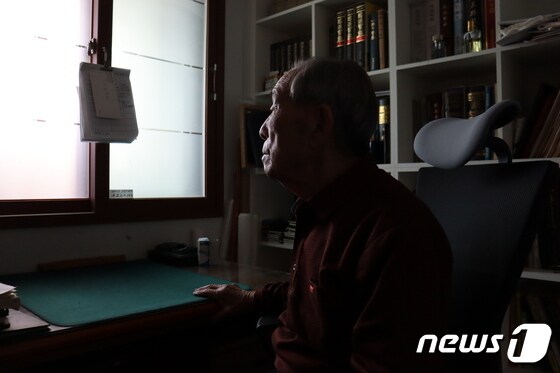 국군포로 유가족 이강복씨가 창밖을 바라보며 북송된 가족들을 생각하고 있다. 2023.12.26/뉴스1 © News1 박동해 기자