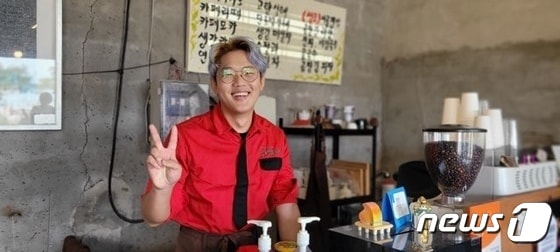 전남 신안의 섬마을 소악도에서 기부카페를 운영하고 있는 김현우 씨(32) 2024.4.19/뉴스1 