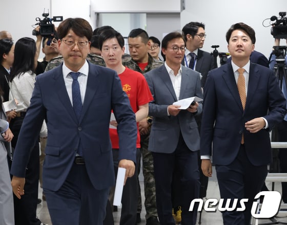 '채상병 특검법 처리 촉구' 회견 참석하는 야당 의원들