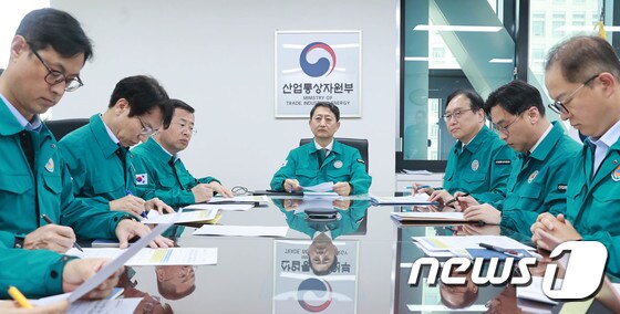 안덕근 산업장관 '중동 사태 관련 상황 점검회의'