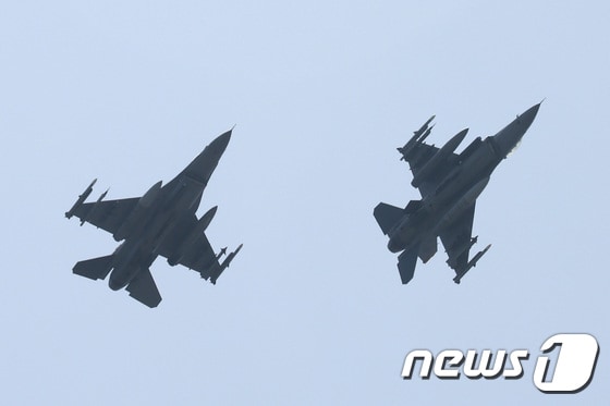 19일 전북 군산 공군기지에서 열린 '2024년 연합편대군 종합훈련(KFT·Korea Flying Training)'에서 미공군의 F-16 전투기들이 비행을 하고 있다. (국방일보 제공) 2024.4.19/뉴스1 © News1 신웅수 기자