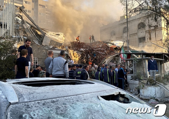 시리아 다마스쿠스 주재 이란 영사관이 이스라엘의 폭격을 받아 붕괴됐다고 로이터통신 등이 1일(현지시간) 보도했다. 2024.4.1 © 로이터=뉴스1 © News1 강민경 기자