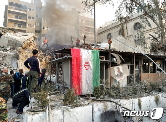 지난 1일(현지시간) 시리아 수도 다마스쿠스 주재 이란 영사관이 공습받아 건물이 무너지고 이란혁명수비대(IRGC) 고위 간부 등 11명이 숨졌다. 이란은 이스라엘을 이번 공격의 배후로 지목했다. 2024.04.01/ © 로이터=뉴스1 © News1 박재하 기자