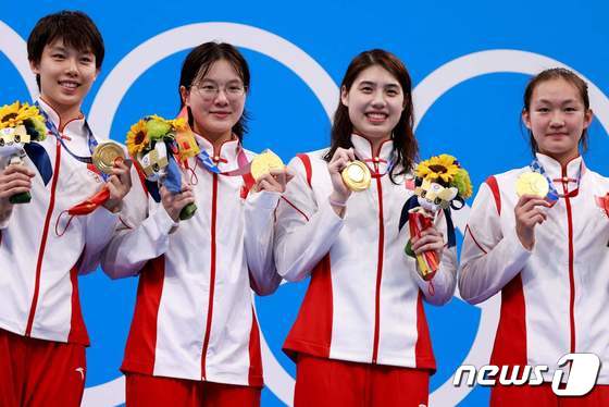 도쿄 올림픽 수영 여자 계영 800m에서 우승한 뒤 금메달을 목에 건 중국 선수들. © AFP=뉴스1