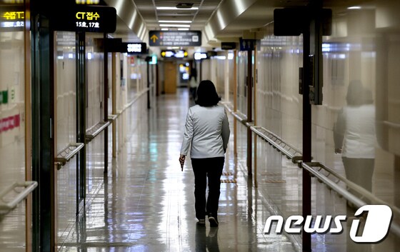 21일 오전 서울시의 한 병원에서 의료진이 이동하고 있다.  2024.4.21/뉴스1 © News1 장수영 기자