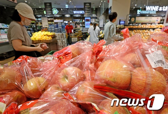 21일 오후 서울의 한 마트를 찾은 시민이 사과를 구매하고 있다. 2024.4.21/뉴스1 © News1 장수영 기자