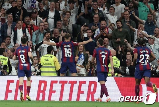 후반 득점을 터트린 뒤 레알 마드리드 팬들 앞에서 도발적인 세리머니를 한 로페스. © AFP=뉴스1