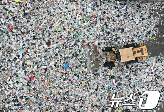 지구의 날인 22일 경기도 수원시 영통구 수원시자원순환센터에서 재활용을 앞둔 쓰레기들이 쌓여 있다. 2024.4.22/뉴스1 © News1 이재명 기자