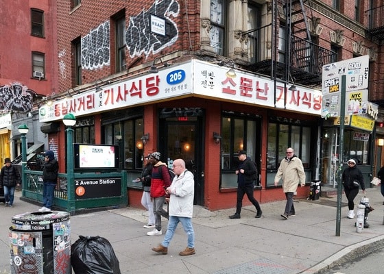 뉴욕 맨해튼 남부의 205 앨런 스트리트에 문을 연 한국식 백반전문 '기사식당' . 간판에 '원조'와 '앨런 대로 역전 앞'이라는 한국식 간판 표현들을 쓴 것이 특징적이다. /구글맵