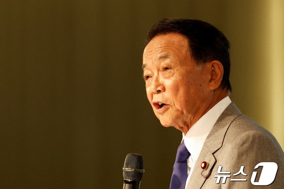 대만 타이베이의 한 포럼에서 아소 다로 일본 전 총리 겸 자민당 부총재가 연설하고 있다. 2023.08.08/ © 로이터=뉴스1 © News1 권진영 기자