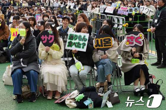 NCT WISH의 한국관광 홍보토크쇼를 보기 위해 모인 일본인 팬들(한국관광공사 제공)