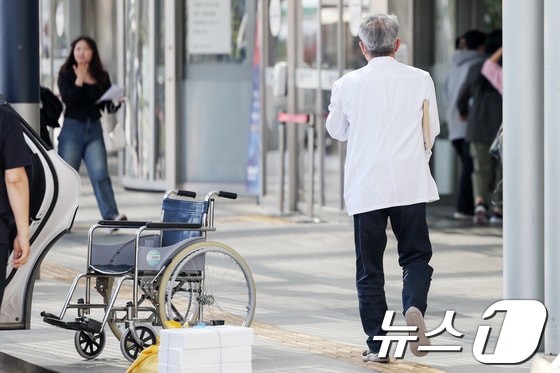  22일 서울의 한 대학병원에서 의료진이 걸음을 옮기고 있다. 2024.4.22/뉴스1 © News1 민경석 기자