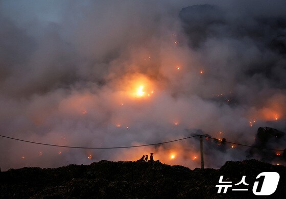 [포토] 인도 '쓰레기 산'에서 화재