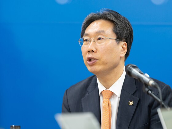 최장혁 개인정보보호위원회 부위원장이 4월 22일 오후 서울 종로구 정부서울청사에서 개최된 출입기자단 백브리핑에서 인사말씀을 하고 있다.(개보위 제공)