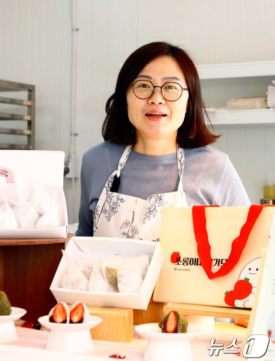 보성 싱싱농원 김소영 대표가 딸기모찌 제품을 소개하고 있다.© News1