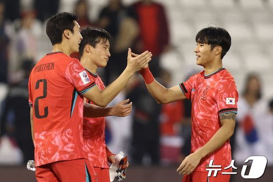 일본을 1-0으로 꺾은 뒤 기뻐하는 한국 선수들 © AFP=뉴스1