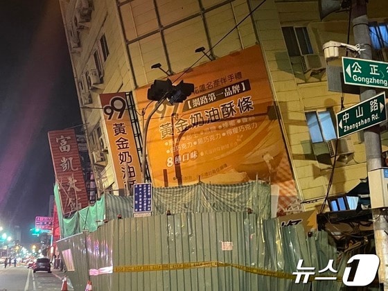 23일(현지시간) 대만 화롄의 호텔 건물이 지진으로 크게 기울어진 모습이 보인다. 2024.04.23 © AFP=뉴스1 © News1 우동명 기자