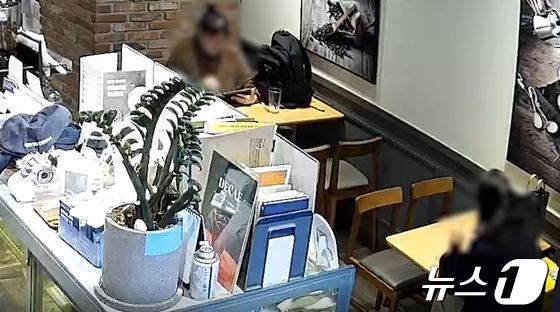 3월14일 경기 성남시 수정동의 한 카페에서 A 씨(사진 위)가 B 씨의 통화 내용을 듣고 있는 모습.  (경기남부경찰청 제공)